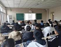 会议室里的人们  描述已自动生成