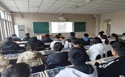 会议室里的人们描述已自动生成